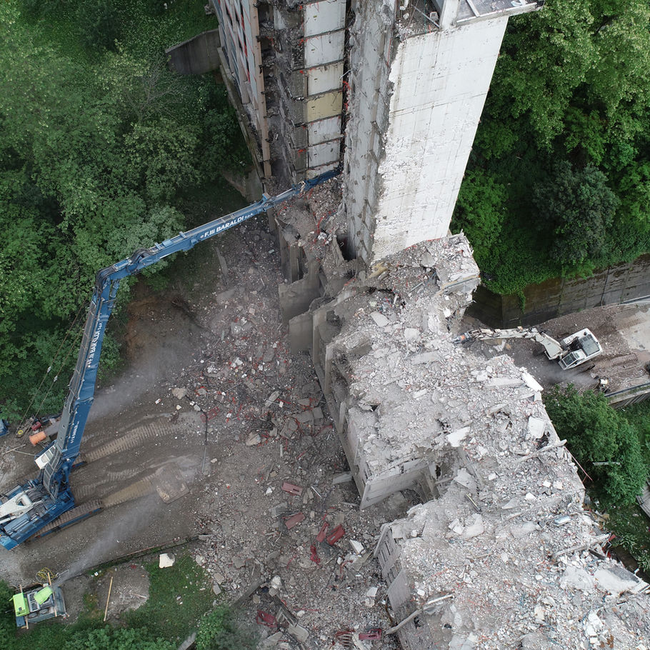 Progettazione esecutiva ed esecuzione dei lavori di demolizione degli edifici denominati Diga Bianca e Diga Rossa a Begato, Genova.