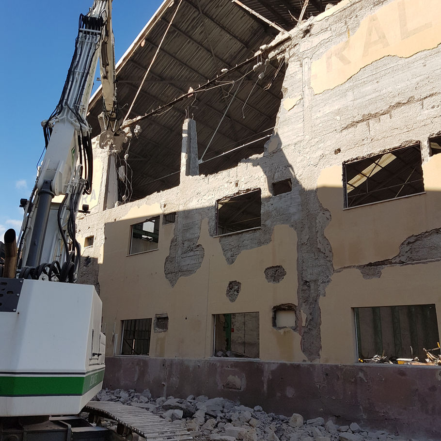 Lavori di completamento demolizioni e sistemazione esterna da eseguire presso lo stabilimento del Cantiere Navale di Palermo di proprietà Fincantieri spa . completamento demolizioni e sistemazione esterna.